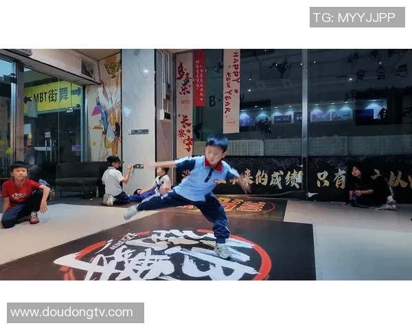 广州飞盘队在世界街舞大赛中的团队协作表现精彩纷呈引发热议